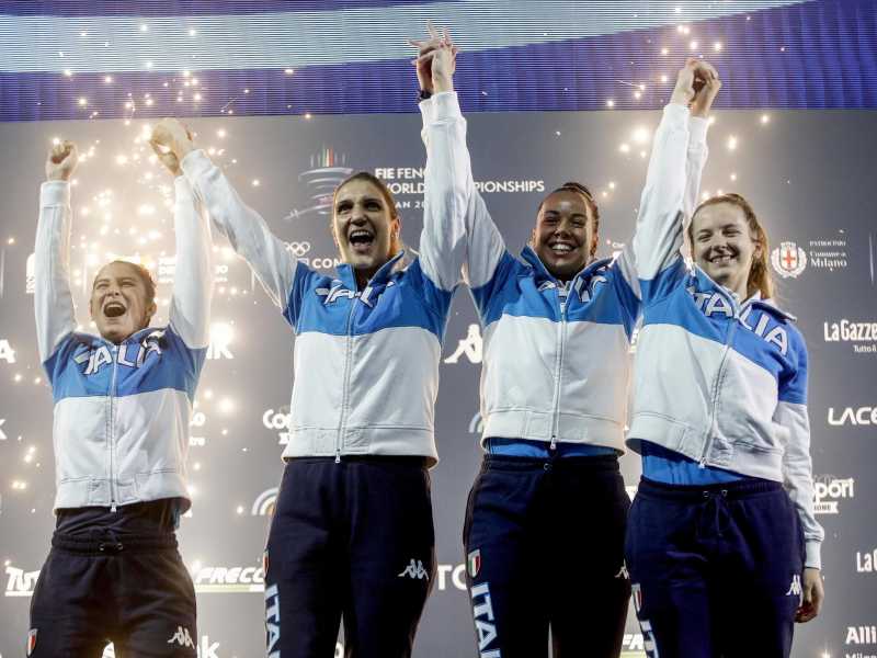 Alice Volpi, Arianna Errigo, Francesca Palumbo e Martina Favaretto festeggiano il titolo mondiale di fioretto femminile a squadre a Milano 2023 (Foto Ansa/ Mourad Balti Touati)