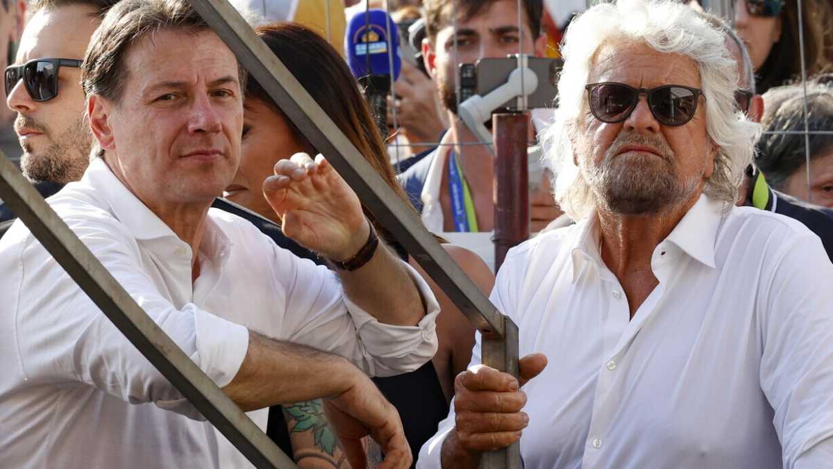 Immagine di La lettere incrociate di Grillo e Conte sul futuro del M5s. L'ex premier: "Le nuove regole scritte dal basso"
