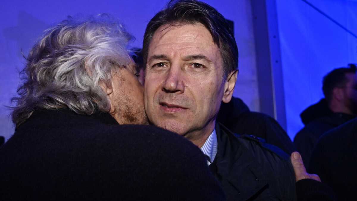 Immagine di Dont'touch Beppe. Un gruppo di ex parlamentari del M5s scrive una lettera per difendere Grillo
