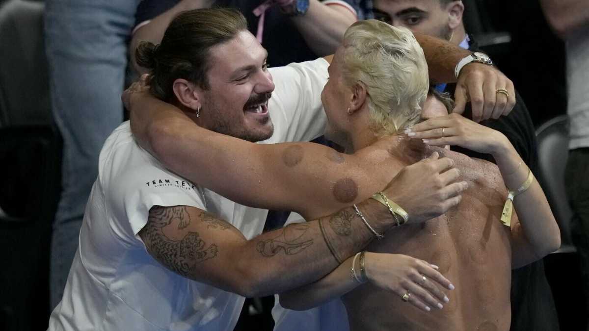 Immagine di Parigi 2024 è un trionfo di abbracci. La fortuna di condividerli con un nuotatore