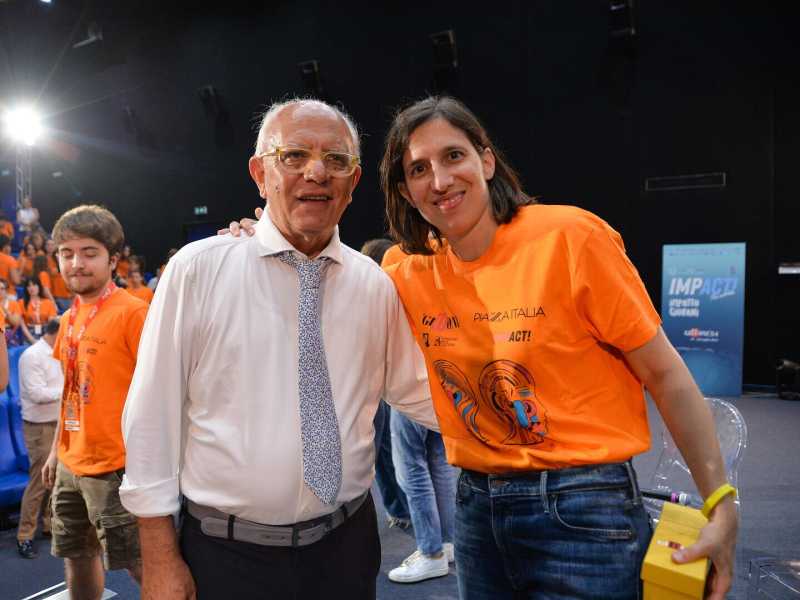 La segretaria dem Elly Schlein e il fondatore e direttore del Giffoni Film Festival Claudio Gubitosi il 26 luglio 2024(Ansa/ Massimo Pica)&nbsp;<br />