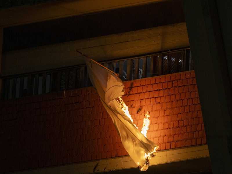 <span style="color: rgb(46, 45, 45); font-family: Arial, Helvetica, sans-serif;">Le fiamme appiccate dai detenuti di Sollicciano per protestare per il suicidio di un recluso ventenne il 5 Luglio 2024</span> Foto Ansa