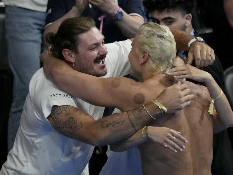 Nicol&ograve; Martinenghi dopo aver vinto l'oro olimpico sui 100 rana (foto Ap, via LaPresse)<br />