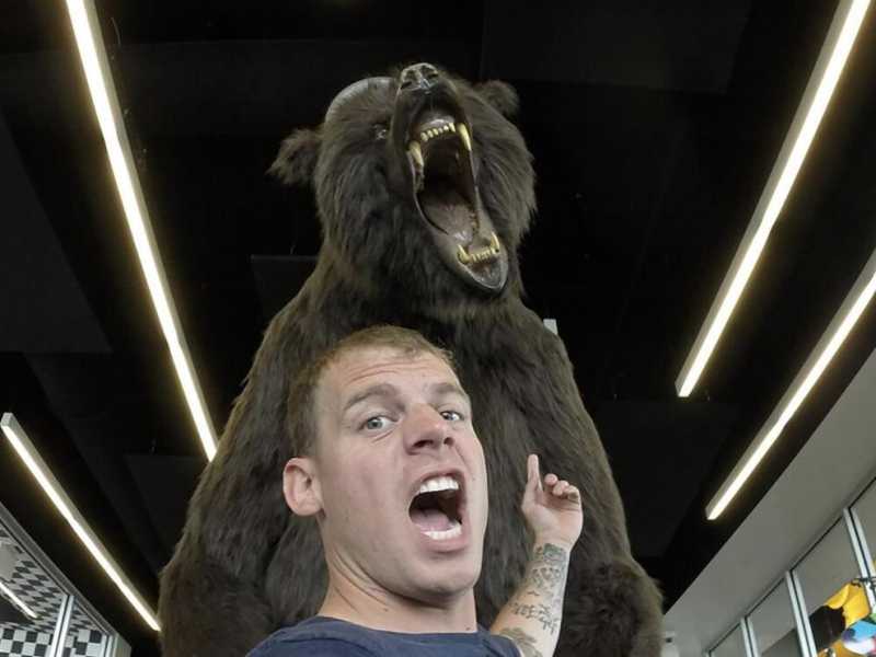 Il Grizzly da due metri e mezzo imbalsamato ed esposto all'ingresso del Discovery Park of America (foto via TripAdvisor)