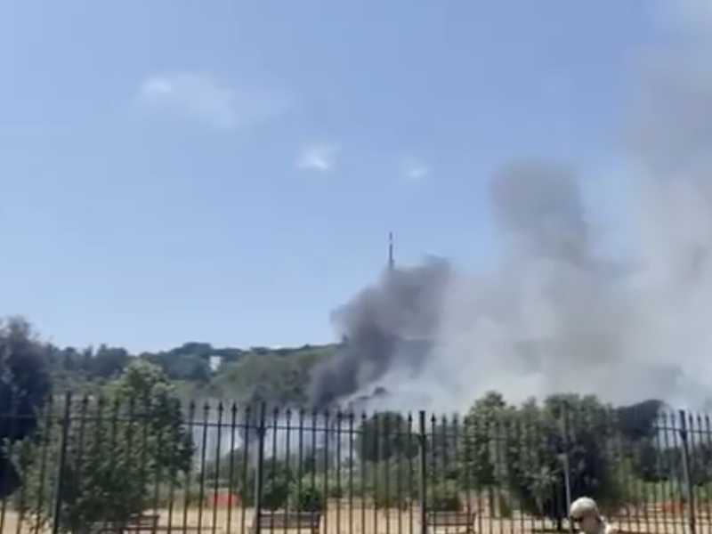 Roma, vasto incendio a ridosso del Tribunale di Piazzale Clodio