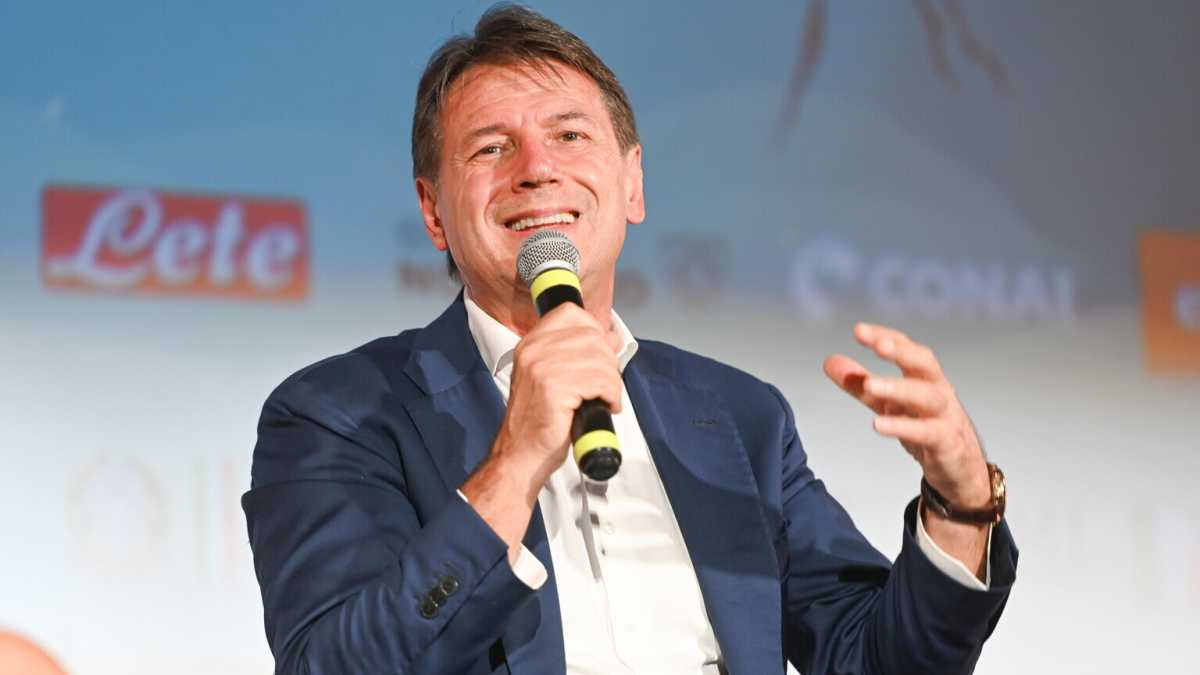 Immagine di Conte: "Dal nuovo nome al limite dei due mandati, decideranno i cittadini". E si smarca da Grillo