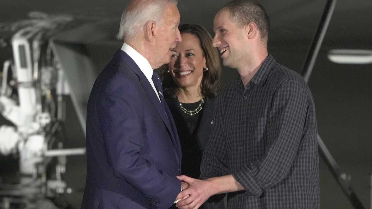 Immagine di Biden e Harris accolgono i prigionieri rientrati negli Stati Uniti dopo il maxi scambio con la Russia