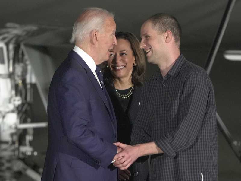 Biden e Harris accolgono i prigionieri rientrati negli Stati Uniti dopo il maxi scambio con la Russia