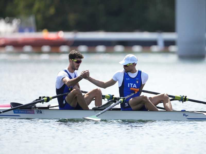 Stefano Oppo e Gabriel Soares dopo l'arrivo della gara del due di doppio a Parigi 2024 (foto Ap, via LaPresse)