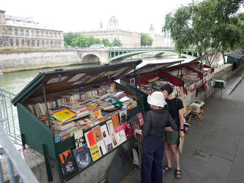 Un bouquinistes lungo la Senna a Parigi - foto via Getty Images