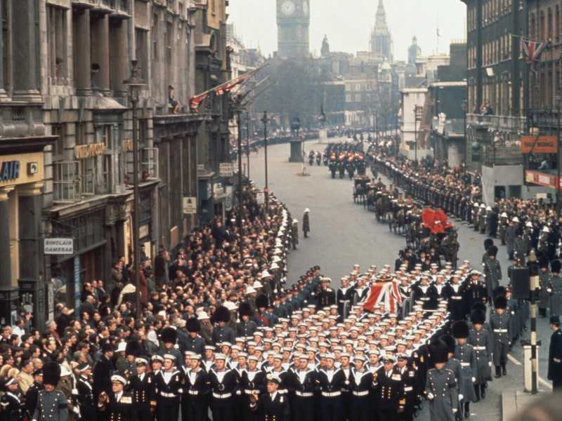 Il feretro di Winston Churchill percorre le vie di Londra. E&rsquo; il 30 gennaio del 1965 (Fox Photos/Hulton Archive/Getty Images)&nbsp;<br />