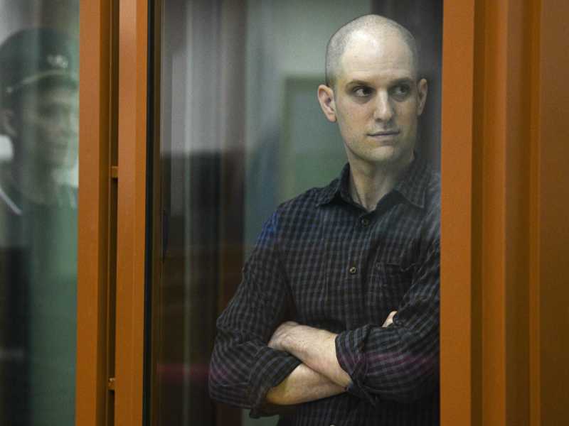 Evan Gershkovich in una cella del tribunale russo che l'ha condannato a 16 anni per spionaggio (LaPresse)