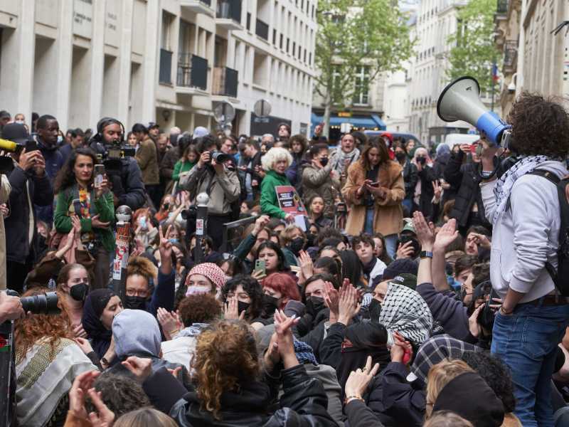Le proteste alla Science Po a Parigi - foto via Getty Images