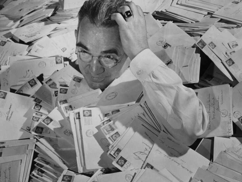 George Semanko, responsabile della sezione lettere morte dell&rsquo;ufficio postale di Minneapolis, sepolto dalla corrispondenza di Natale del 1956 (foto Getty)&nbsp;<br />