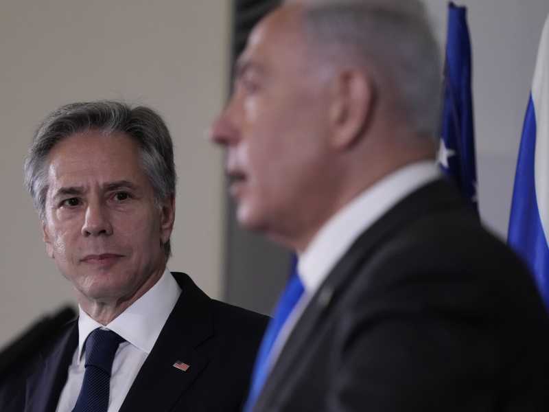 Il Segretario di stato americano Antony Blinken con il primo ministro israeliano Benjamin Netanyahu a Tel Aviv nell'ottobre 2023 (LaPresse)&nbsp;<br />