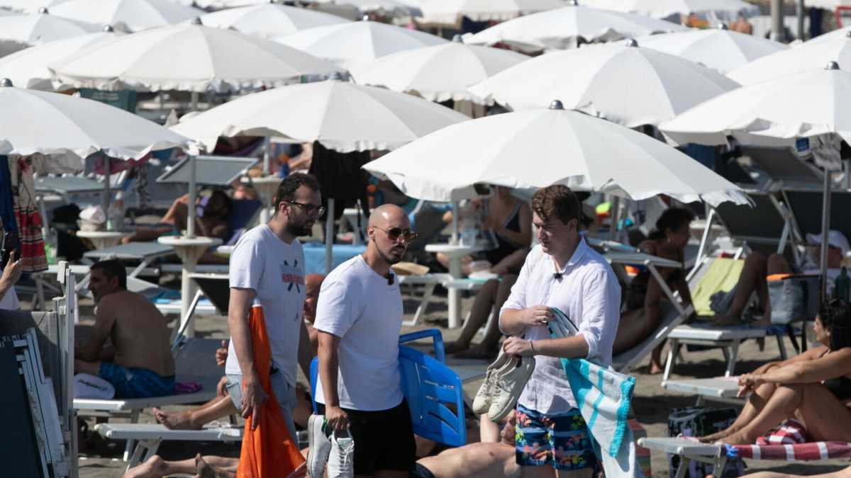Immagine di L’assurdo degli ombrelloni chiusi