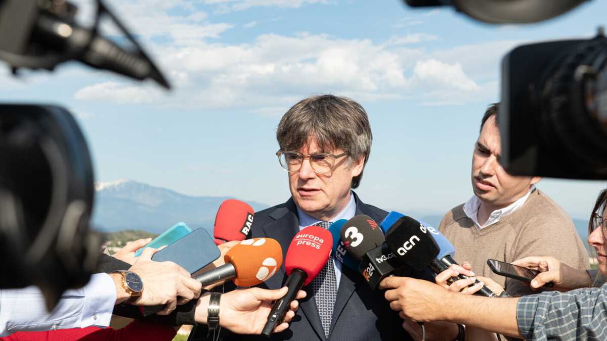 Immagine di La fuga al contrario di Puidgemont: annuncia il rientro in Spagna, la polizia è pronta a prenderlo