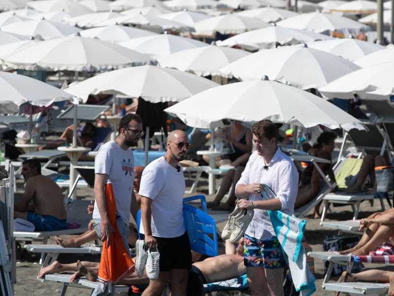 L’assurdo degli ombrelloni chiusi