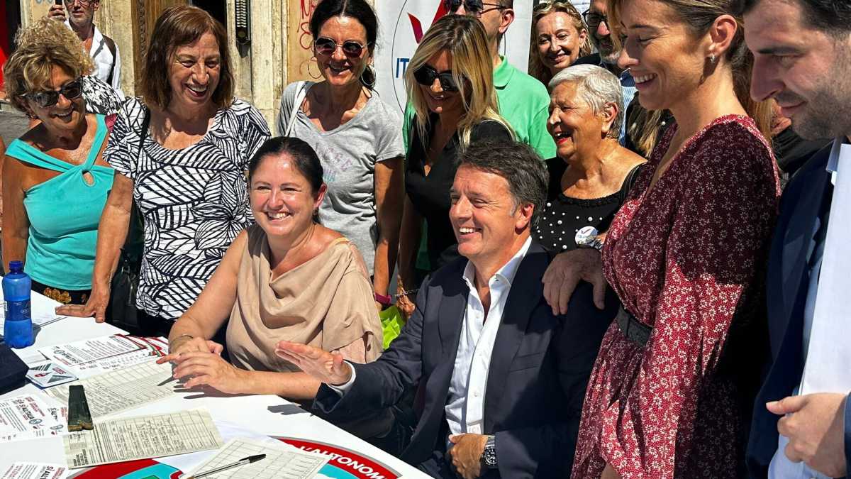 Immagine di Renzi raccoglie le firme contro l'Autonomia e spiega ai militanti: il Terzo Polo è finito