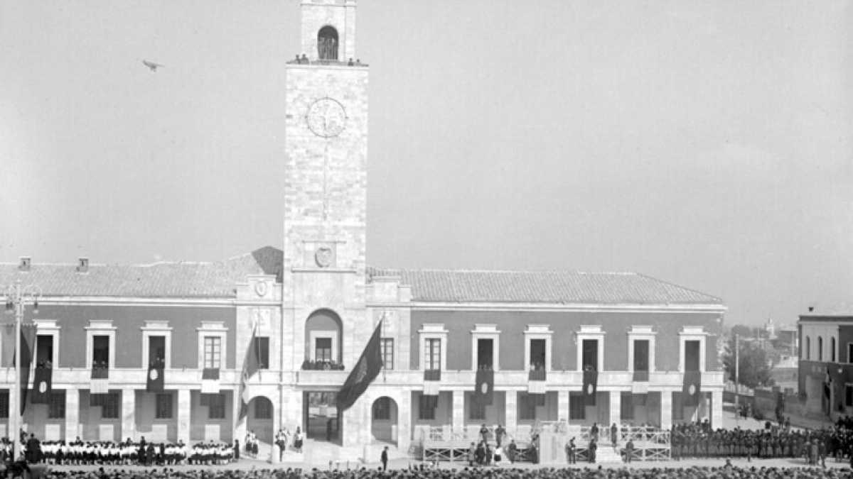 Immagine di Pd e moschetto. I dem votano con la destra e finanziano il centenario un po' nostalgico di Latina