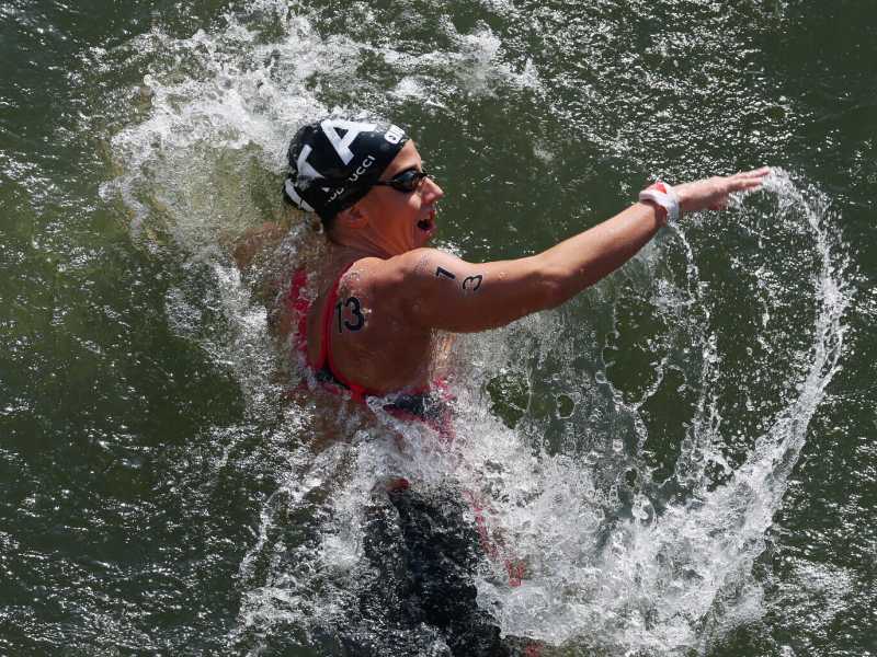 Il bronzo “controcorrente” di Ginevra Taddeucci nelle acque della Senna