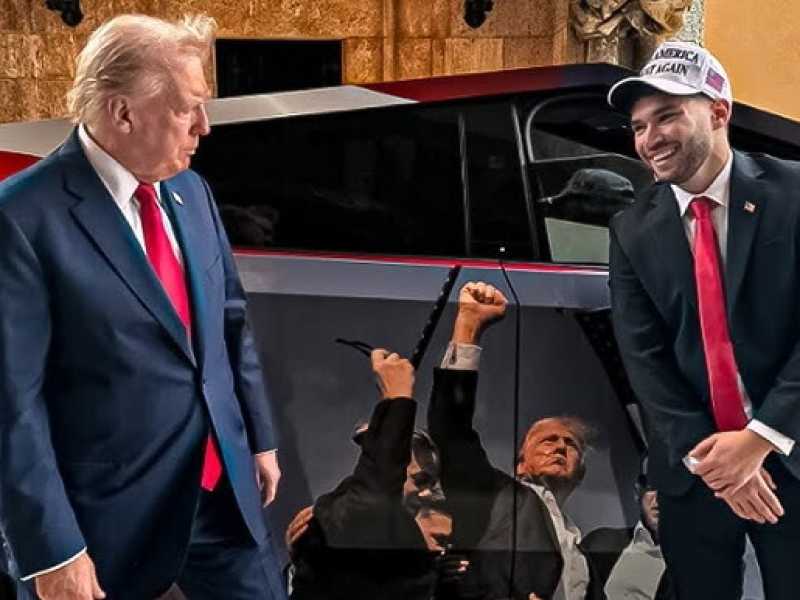 &nbsp;Adin Ross mostra a Donald Trump la macchina con la sua fotografia<br /><br />