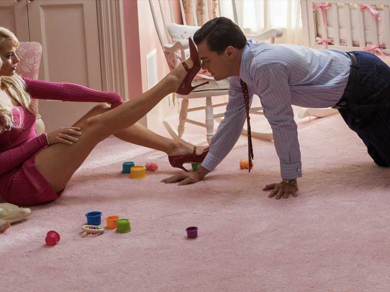 Margot Robbie e Leonardo Di Caprio in The Wolf of Wall Street, film del 2013 diretto e prodotto da Martin Scorsese <br />