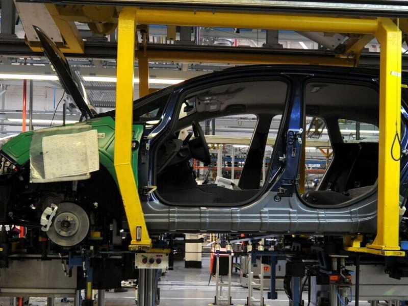 Una fabbrica di automobili in Francia (foto LaPresse)