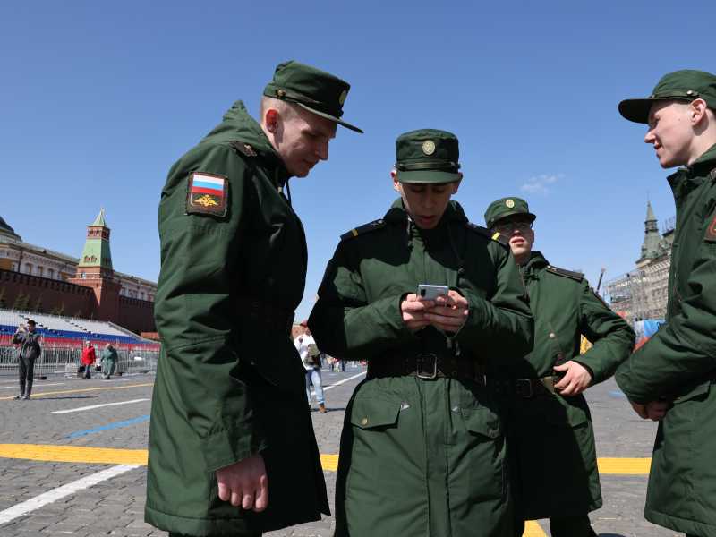 Ufficiali delle Forze armate russe guardano uno smartphone sulla Piazza Rossa, 24 aprile 2024 (Getty Images)&nbsp;<br />