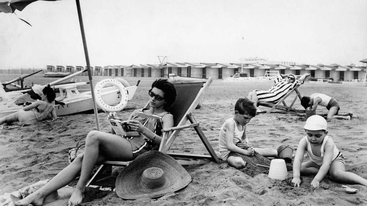 Immagine di Estate di carta e inchiostro. I libri da portare in vacanza, o per chi resta in città