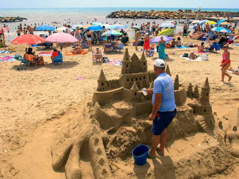 Molte delle nostre spiagge contengono sabbie non locali, chissà cosa ne pensano i sovranisti (foto Ansa) 