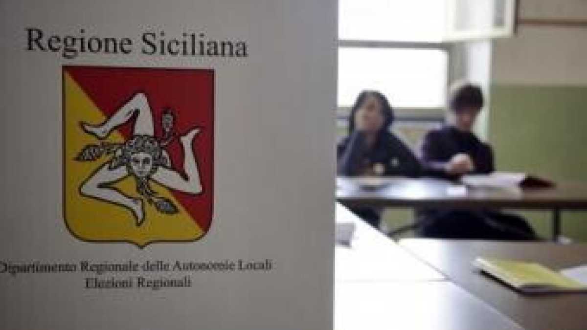 Immagine di Tutto in un’estate. Le cinque piaghe di Sicilia
