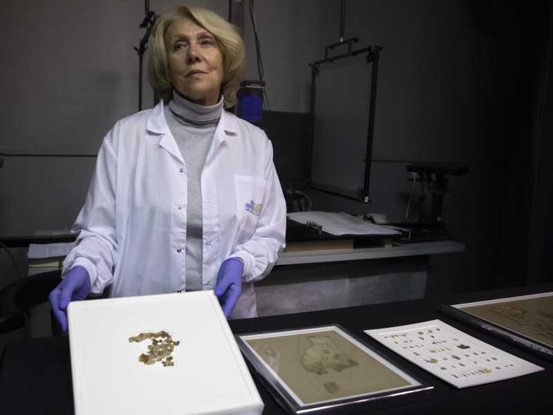 Frammenti dei Rotoli del Mar Morto in un laboratorio di conservazione (Foto LaPresse)