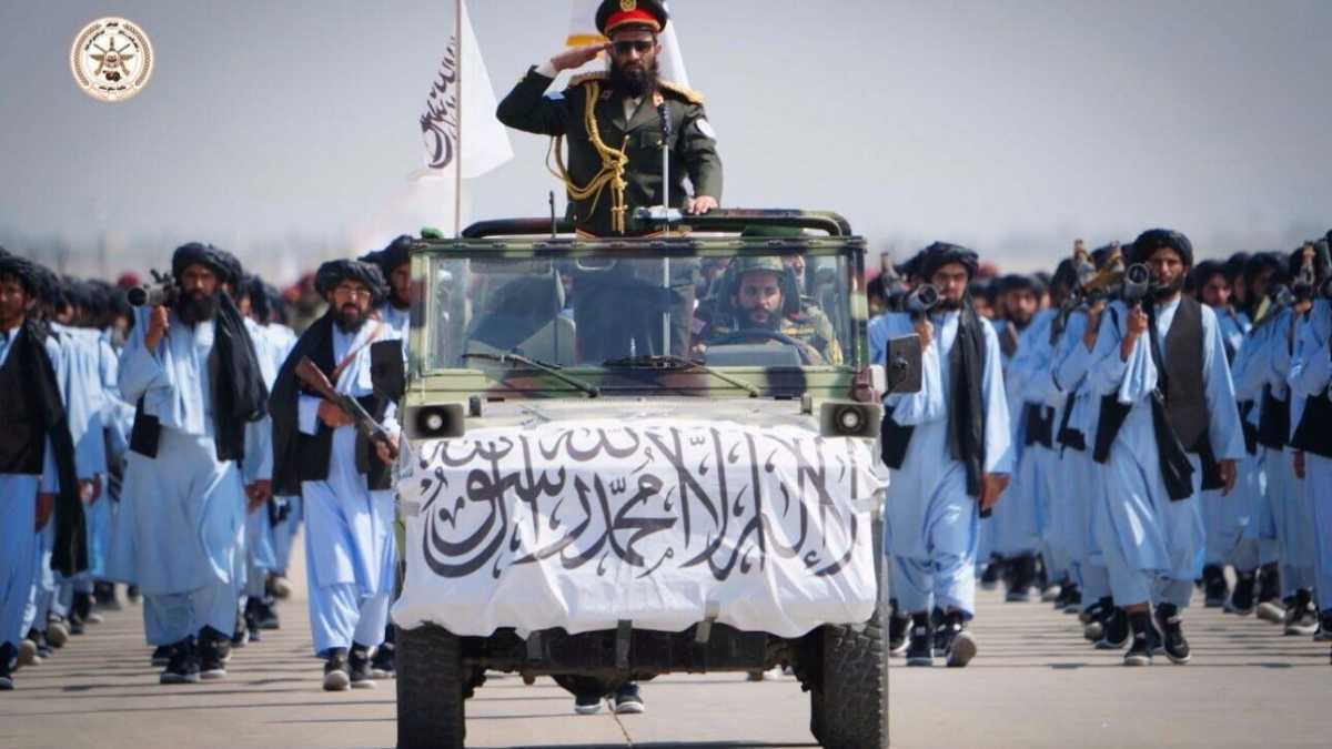 Immagine di I talebani celebrano il collasso afghano con una parata. Cinesi e iraniani tra gli ospiti d’onore