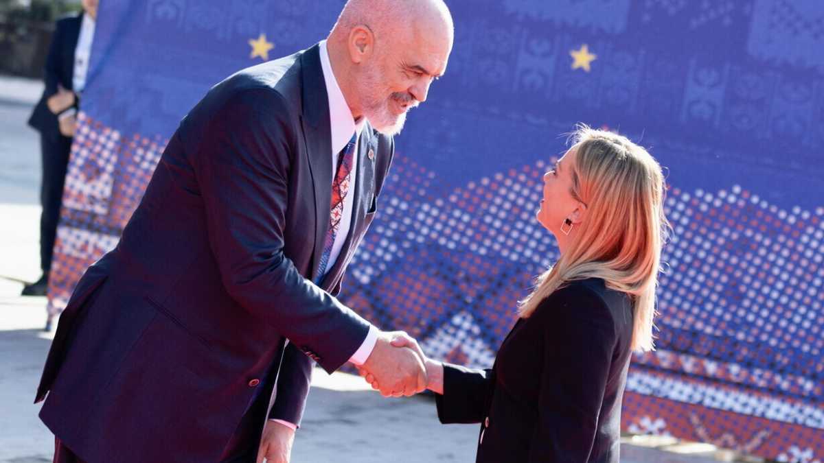 Immagine di Non solo migranti, Meloni ha messo gli occhi su una villetta in un resort in Albania