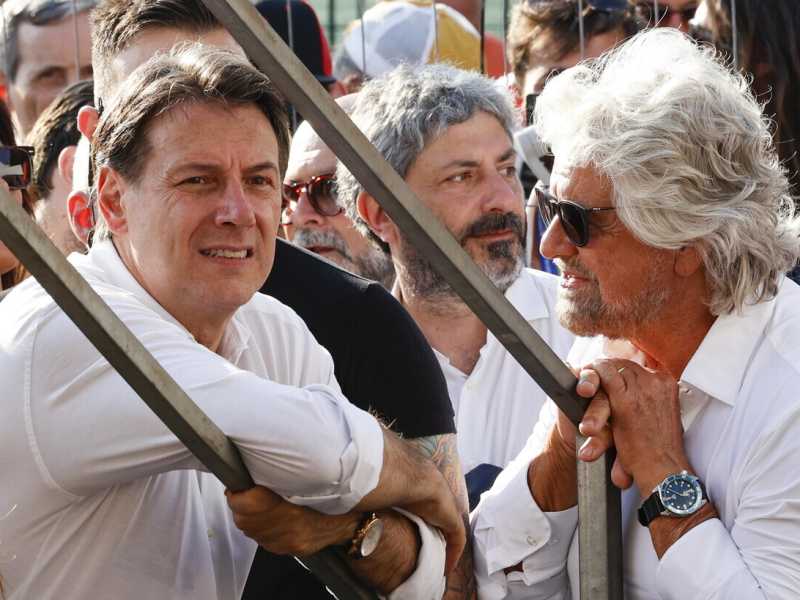 I tormenti di Grillo contro il "democristiano" Conte. Medita la guerra legale, non ha più truppe