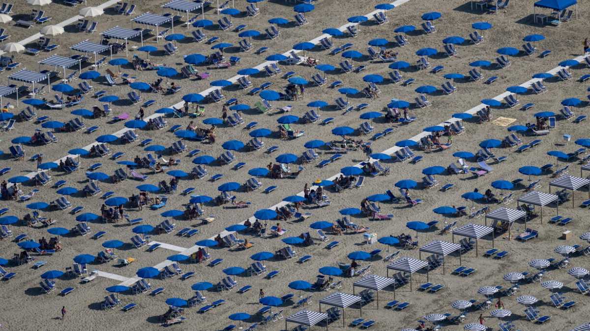 Immagine di Dai camminatori in fuga sulle montagne ai discotecari anni 90: catalogo estivo