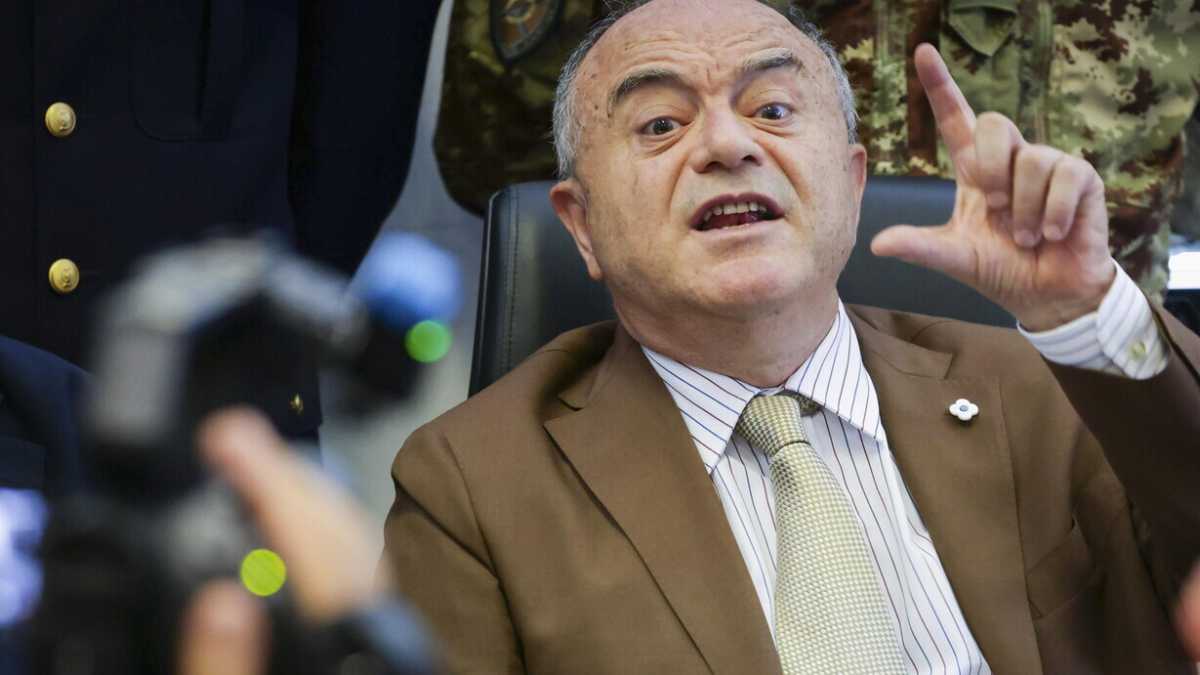 Immagine di Gratteri preso per piedipiatti