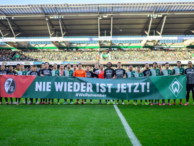 &ldquo;Mai pi&ugrave; &egrave; ora&rdquo;: lo striscione dei giocatori del Werder Brema il 27 gennaio scorso (Getty Images)&nbsp;<br />
