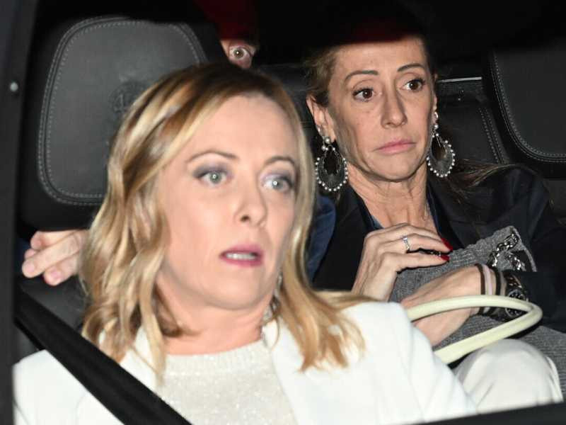Meloni riprende le trattative per Fitto in Europa. E intanto le arrivano i fulmini dell'Anm sul caso della sorella