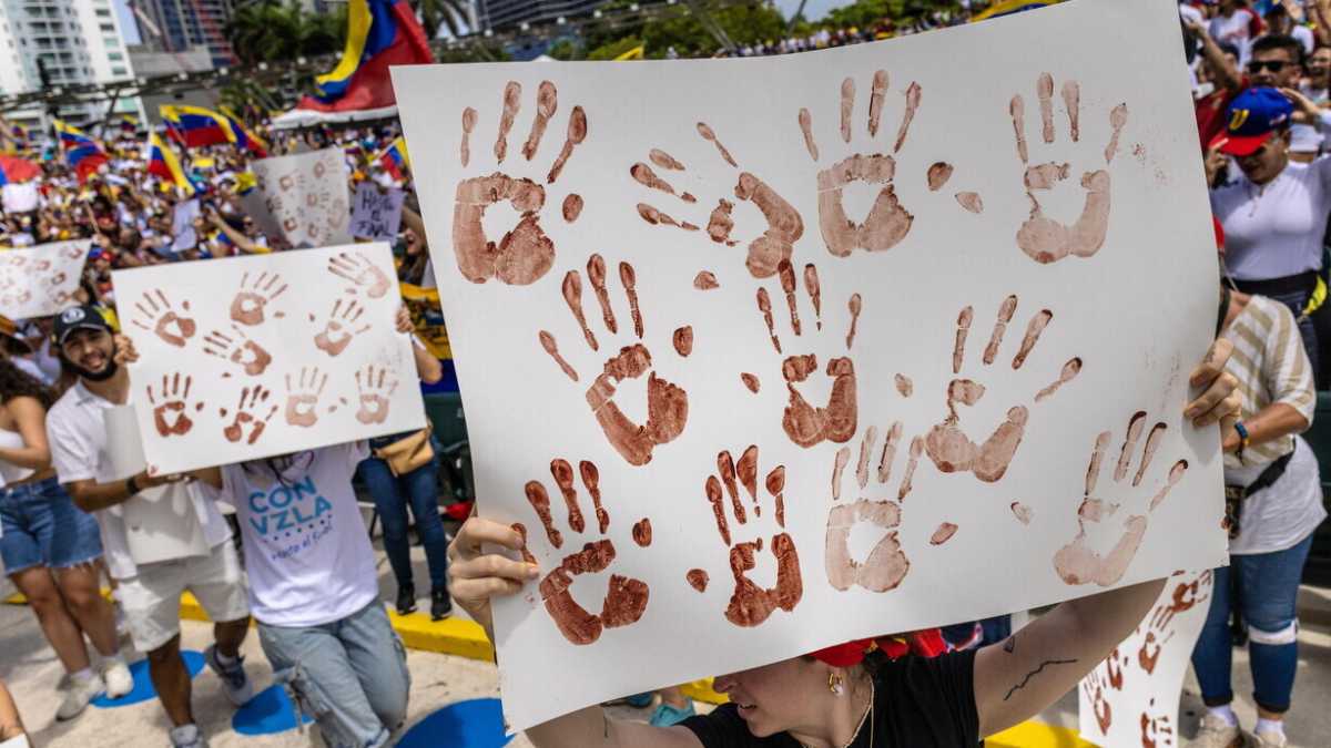 Immagine di Maduro alle strette, ma continua a sporcare di sangue il Venezuela