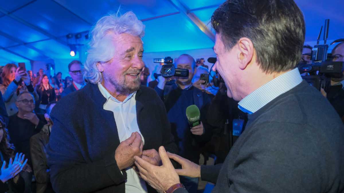 Immagine di Grillo si gioca l’arma del simbolo e attacca sulla costituente M5s. Ma Conte lo sfida: “Andiamo avanti”
