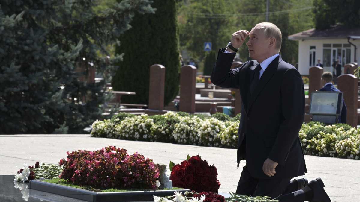 Immagine di Per allontanarsi da Kursk, Putin cerca Kadyrov e va inginocchiarsi a Beslan. Errori tra bagni di folla