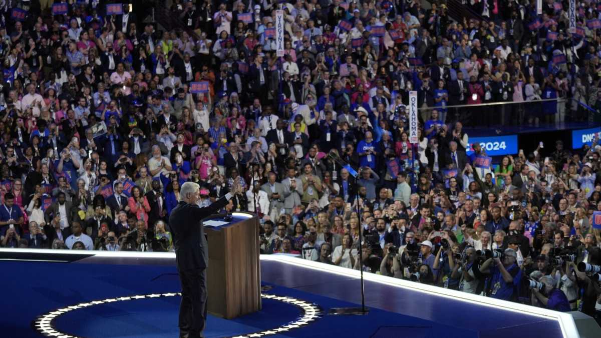 Immagine di Dai Clinton a Tim Walz e Buttigieg. A Chicago il ricambio generazionale passa per una friggitrice ad aria