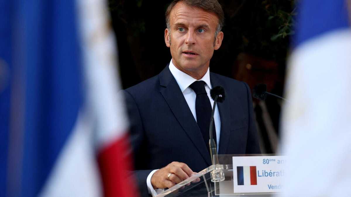 Immagine di Macron alle prese con il governo e le consultazioni sconclusionate a sinistra