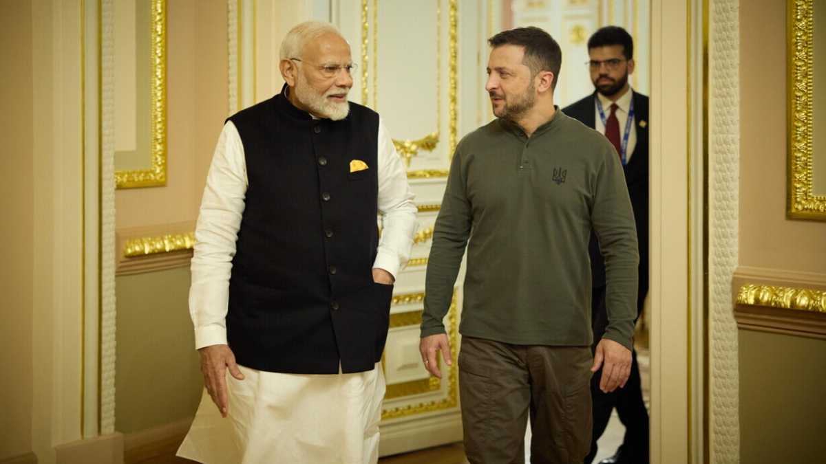 Immagine di Modi l’equilibrista: dopo l’abbraccio a Putin, il leader indiano va a Kyiv