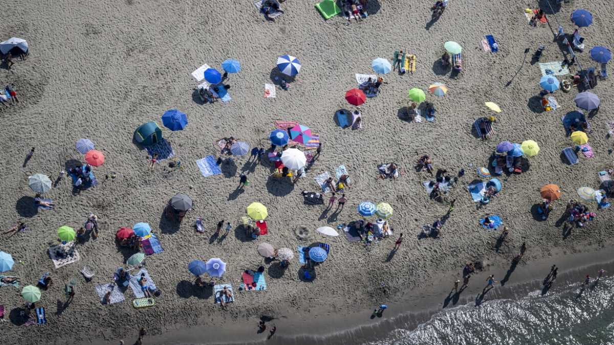 Immagine di Quelli che le ferie. Pallidi o rosolati, nella bolgia o in solitaria, mai al sicuro dal rischio tristezza