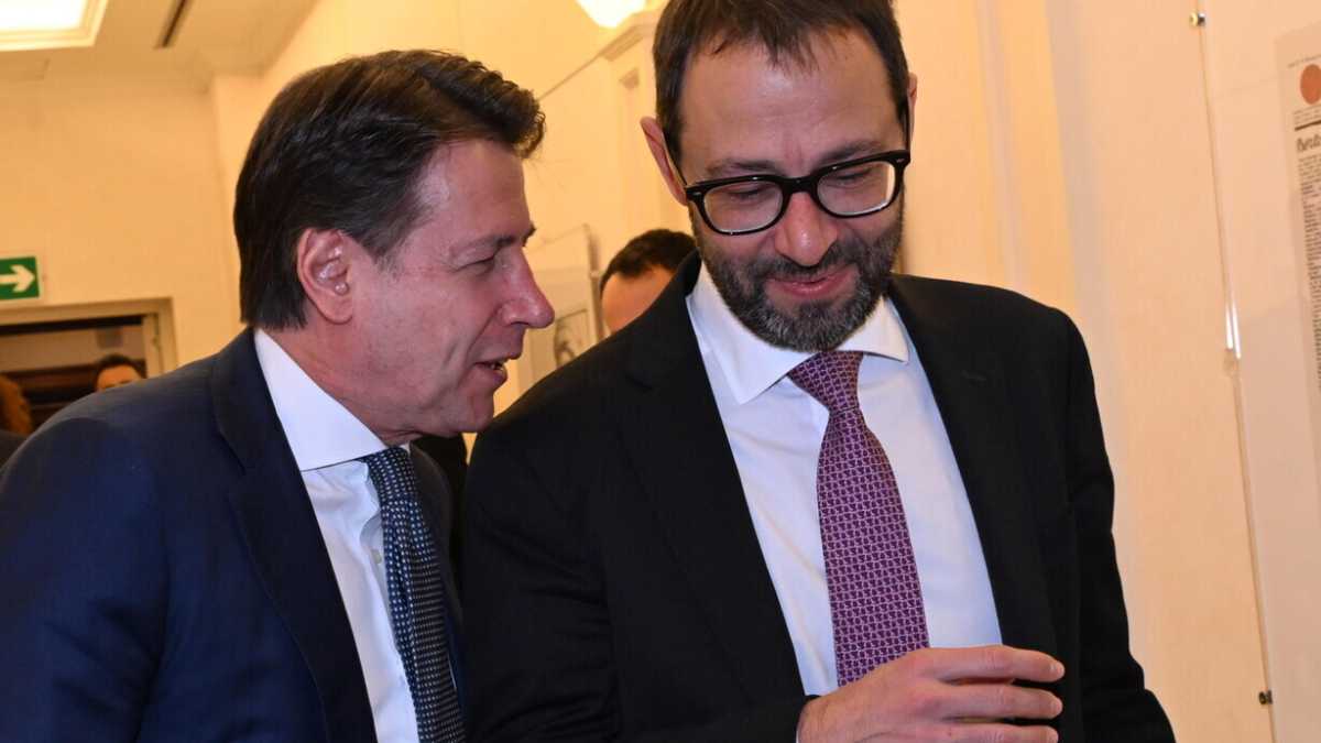 Immagine di Nel M5s la rottura è più vicina. Conte tira dritto. E Patuanelli: “Difficile una mediazione con Grillo”