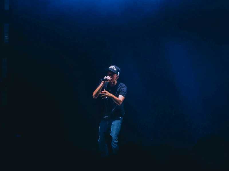 Il rapper danese che si è ritrovato in Donbas e il decreto salva valori tradizionali di Putin