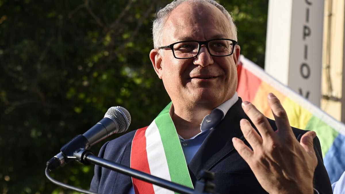 Immagine di Gualtieri evoca complotti come la Raggi. Ma i giornali, la Rai e l'opposizione sono muti e muti